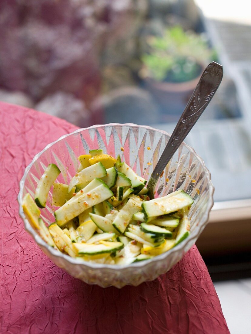 Salat mit gelben und grünen Zucchini