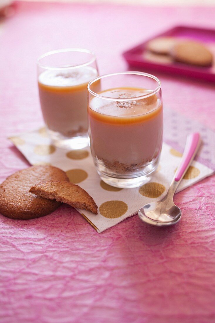 Kokos-Karamell-Creme in Gläsern, knusprige Sandplätzchen