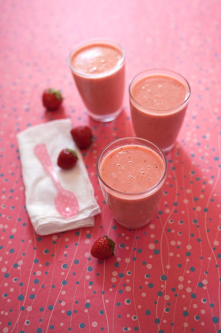 Almond milk,strawberry and peach smoothies