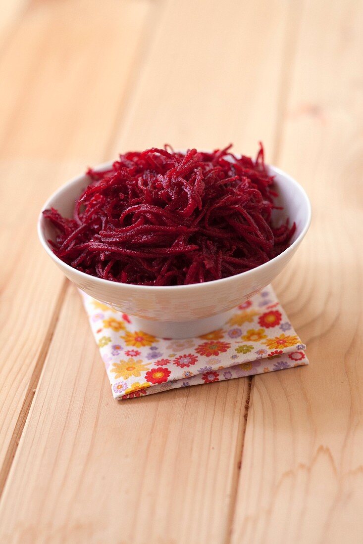 Lemon-flavored raw grated beetroot salad