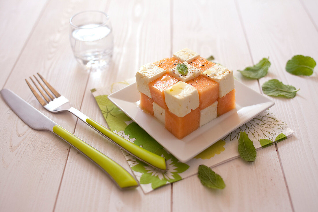 Zauberwürfel aus Melone und Feta