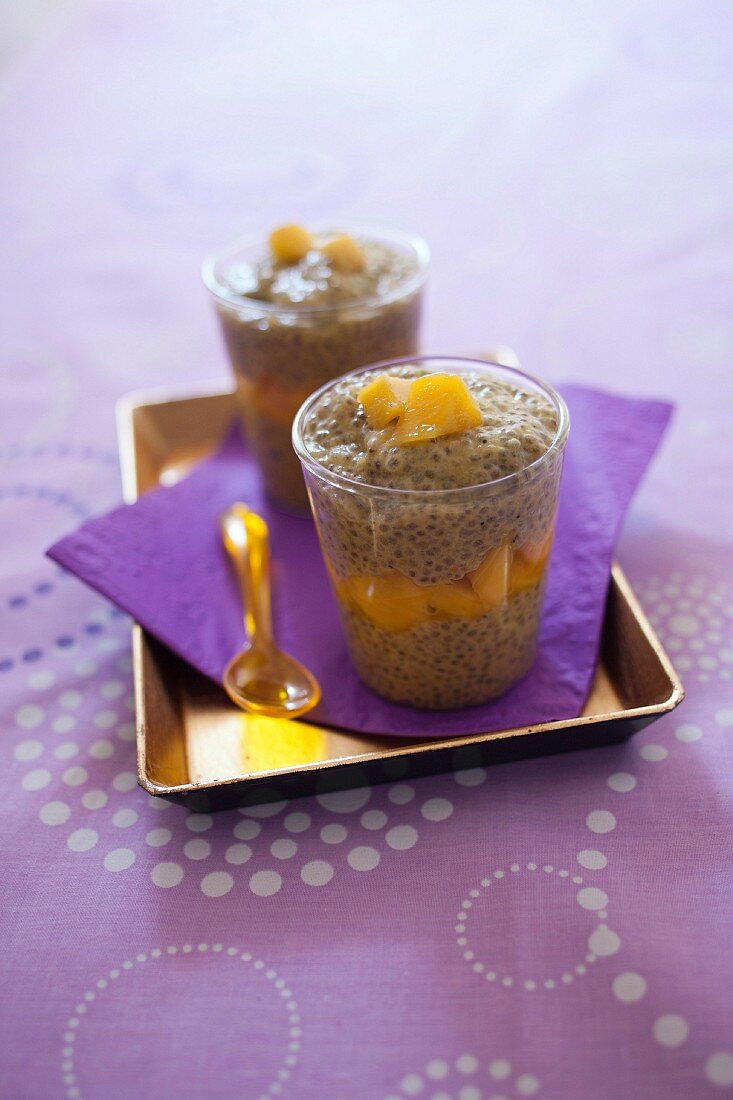 Dessert aus Chiasamen, Mango und Kokosmilch in Gläsern
