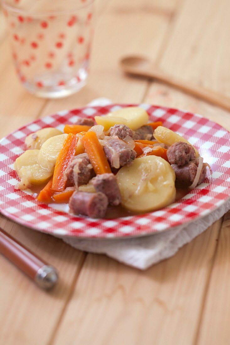 Chipolatas with carrots and potatoes