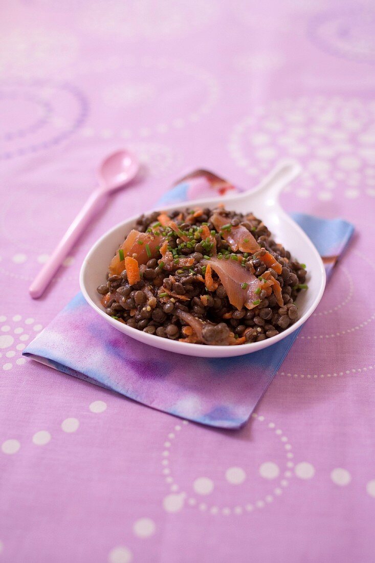 Linsensalat mit Räucherlachs und Karotten