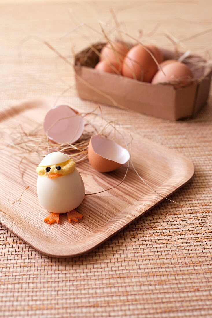 Kleines Osterküken aus hartgekochtem Ei