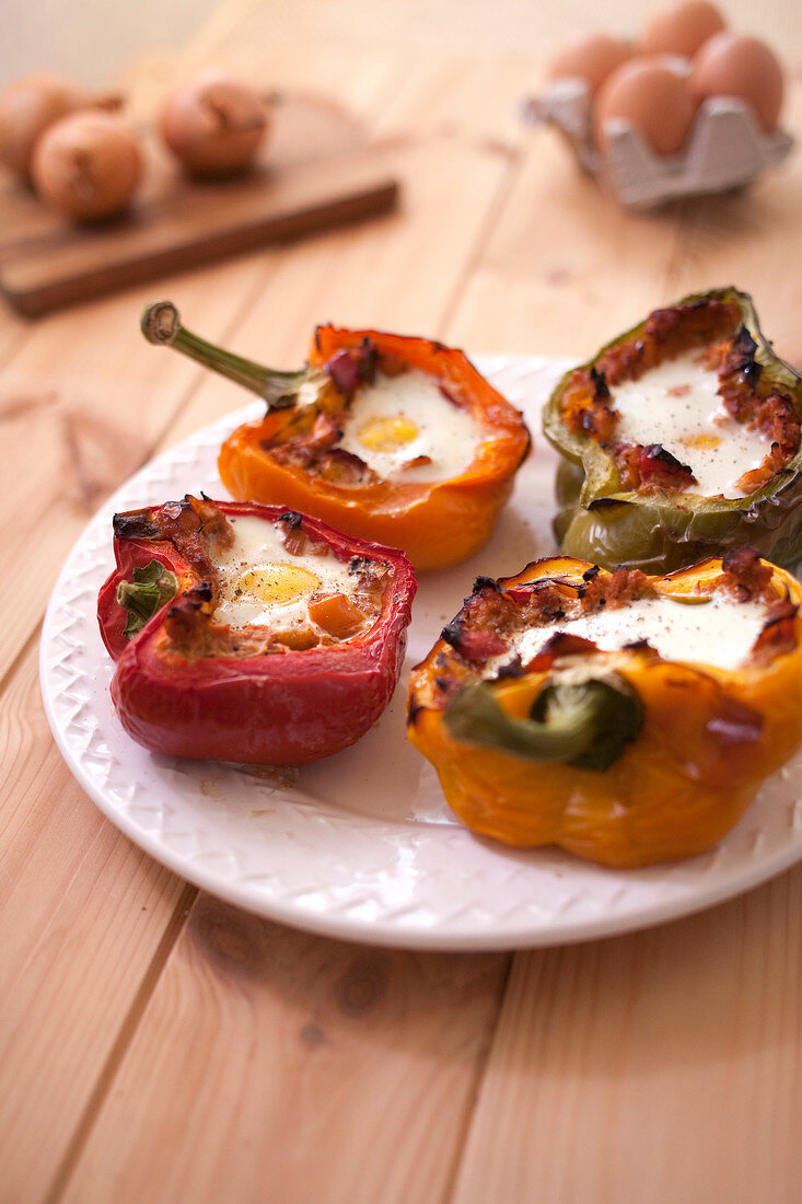 Baked peppers stuffed with tuna and coodled egg
