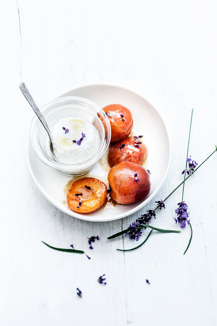 Gebratene Aprikosen mit Lavendel, Glas mit Faisselle-Ziegenfrischkäse