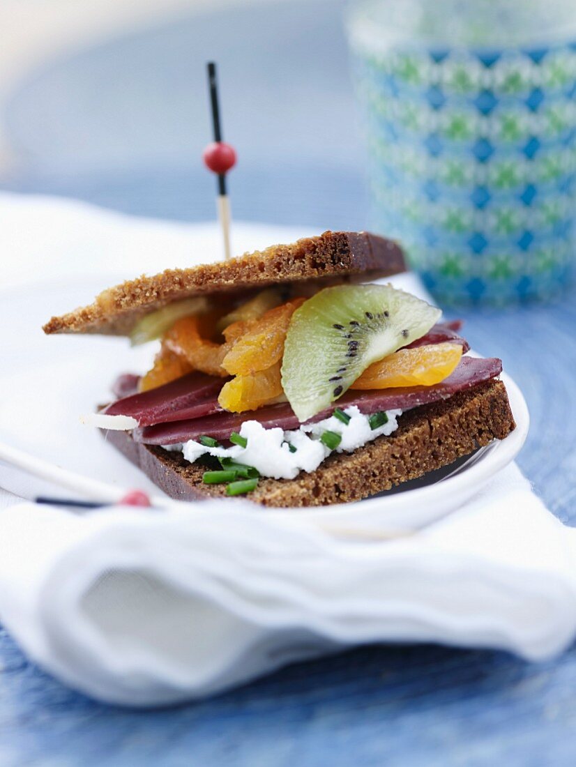 Smoked magret,kiwi,dried apricot and goat's cheese with chive gingerbread sandwich