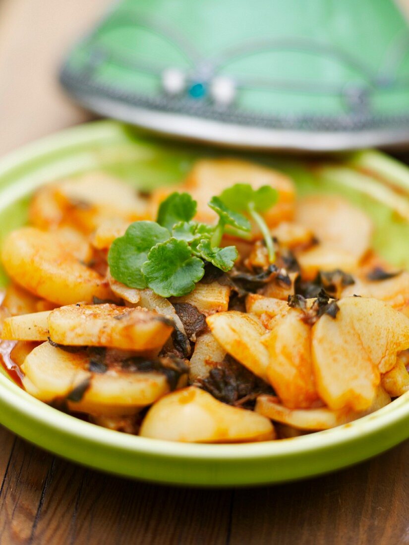 Fried potatoes with cat mint and paprika