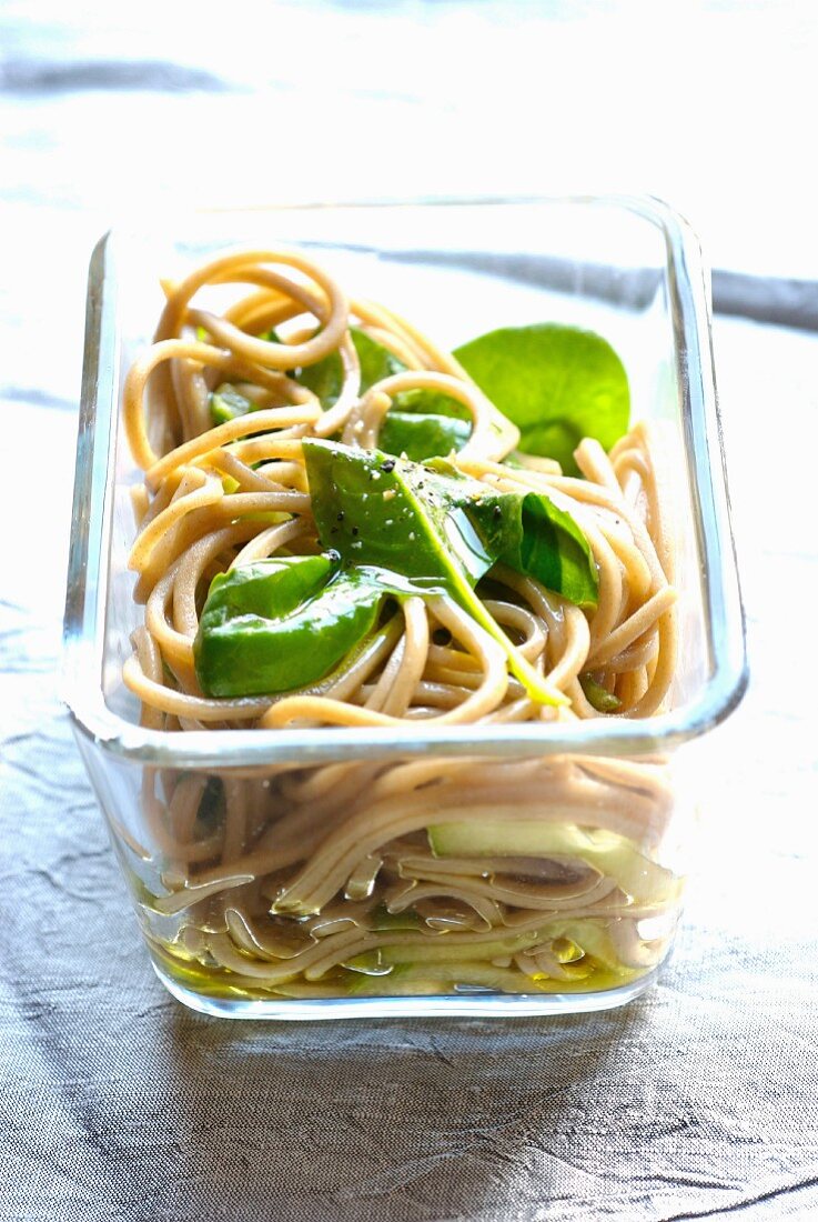 Soba noodle and spinach salad with sesame seed oil