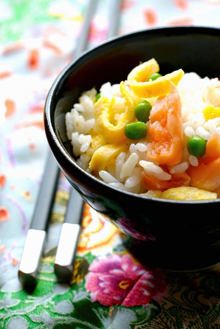 Vinaigar-flavored rice with salmon, omelette and peas