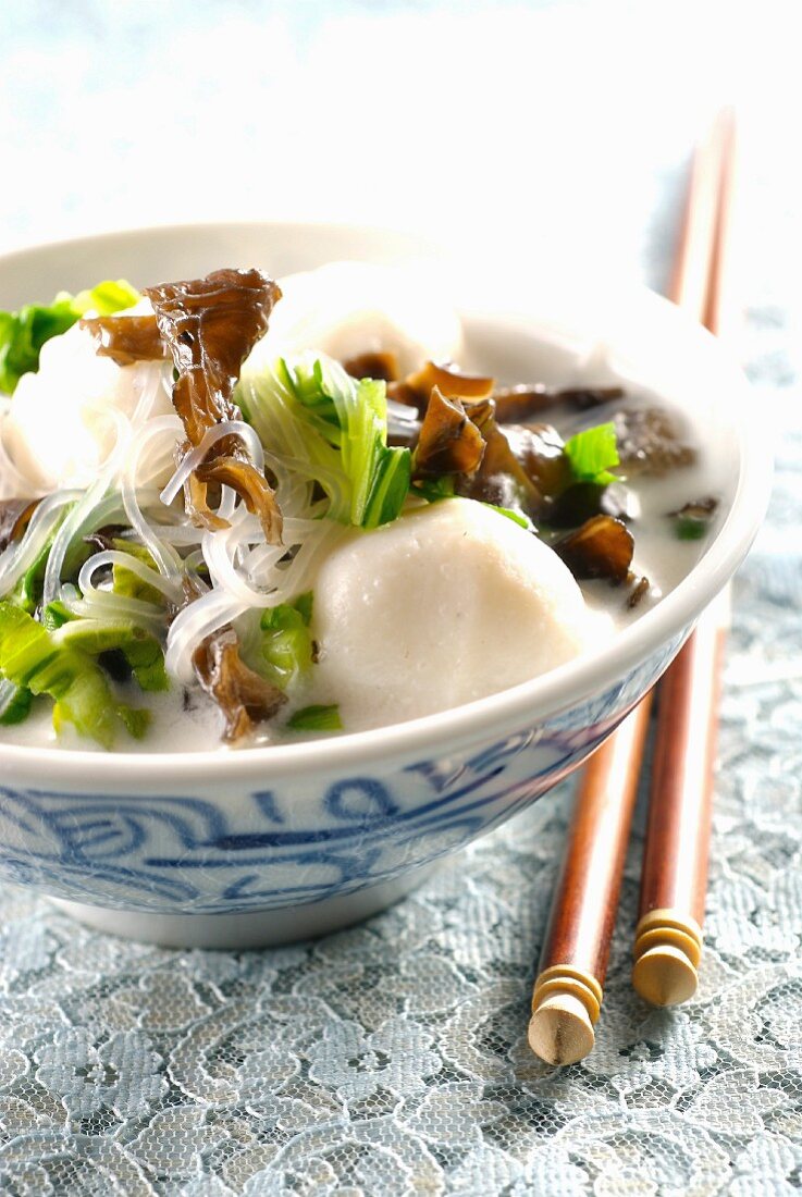 Suppe mit Kokosmilch, Fischbällchen, Herbstlorchel und Pak Choi