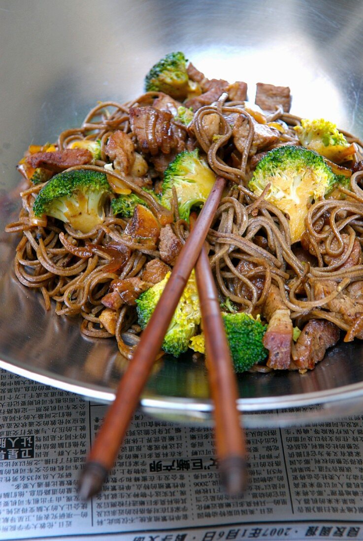 Five flavored sauteed noodles with pork and broccolis