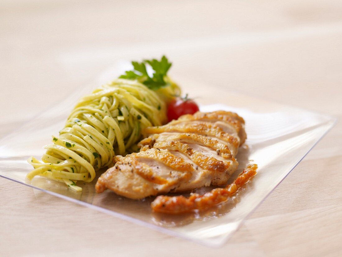 Free-range chicken breast with red pesto, fettuccines with parsley