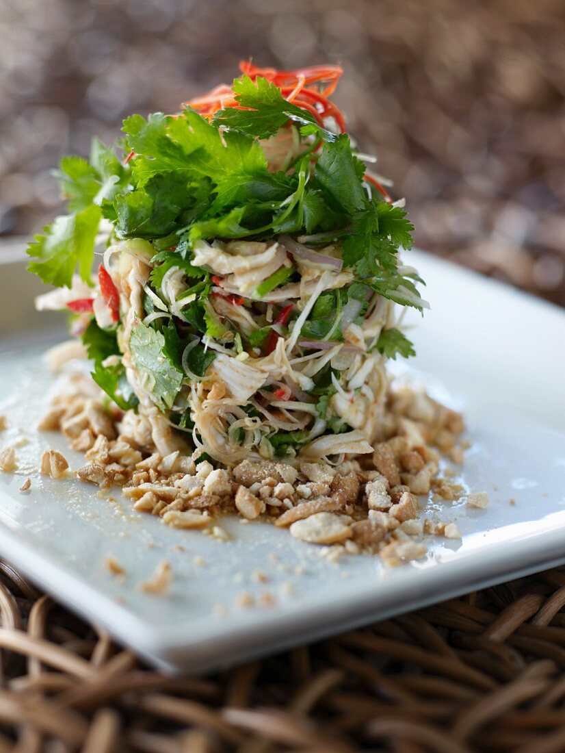 Timbale aus Thai-Salat mit Krabben, Koriander und Erdnüssen