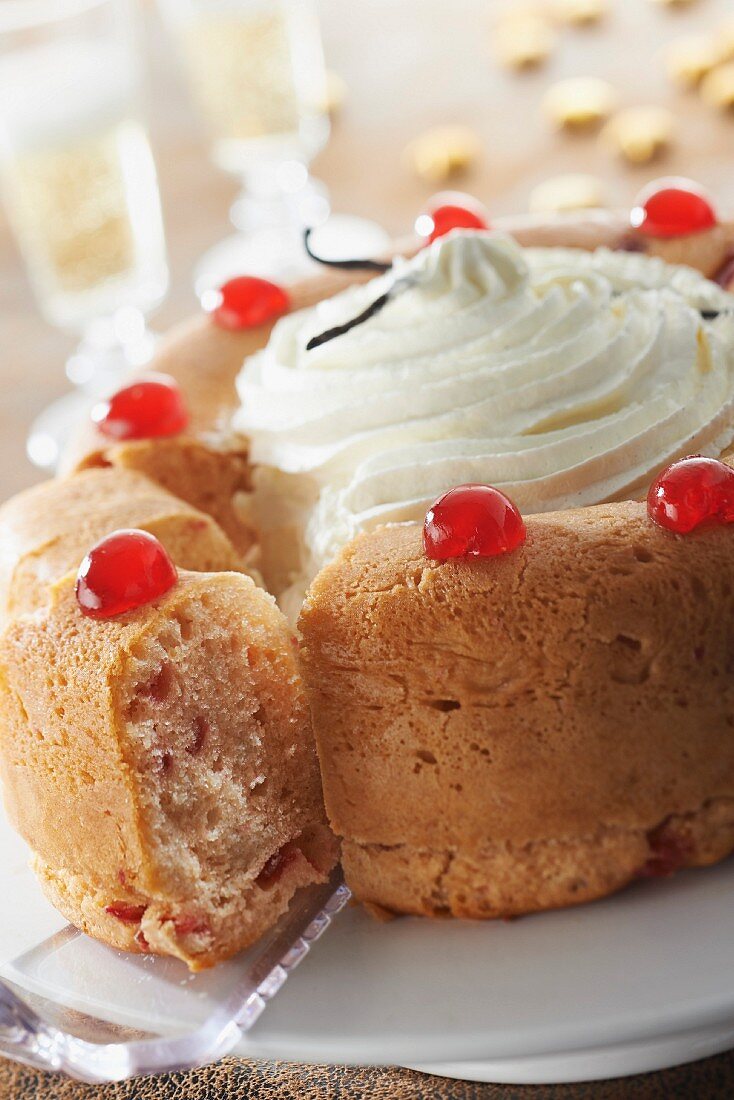 Savarin mit Calvados, kandierten Bigarreau-Kirschen und aufgeschlagenem Mascarpone