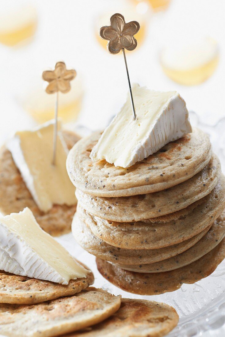 Camembert auf hausgemachten Buchweizen-Blinis mit Mohnsamen