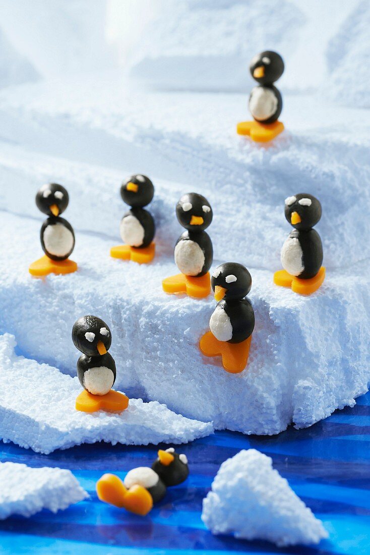 Kleine Pinguine aus Oliven und Käse