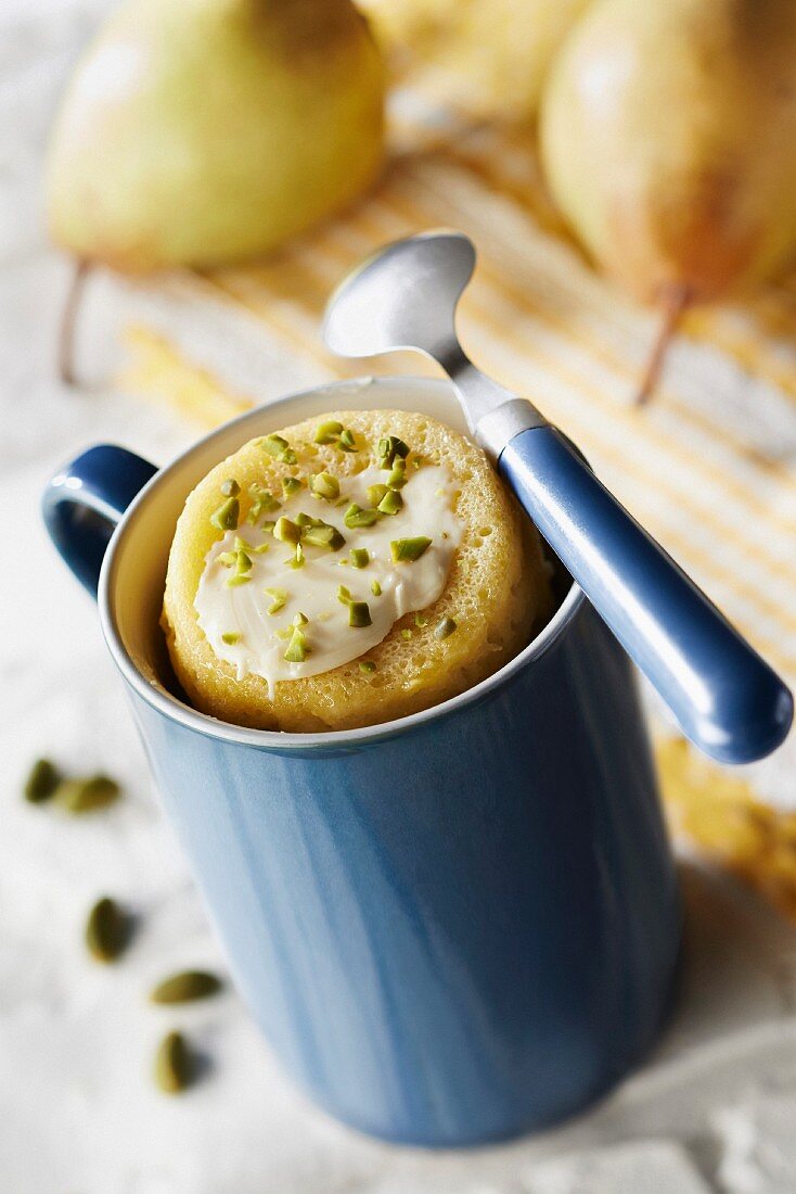 Tassenküchlein mit Birne und weisser Schokolade