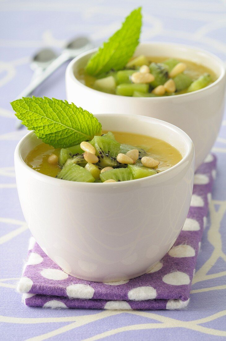 Mango-Kiwi-Suppe mit Pinienkernen