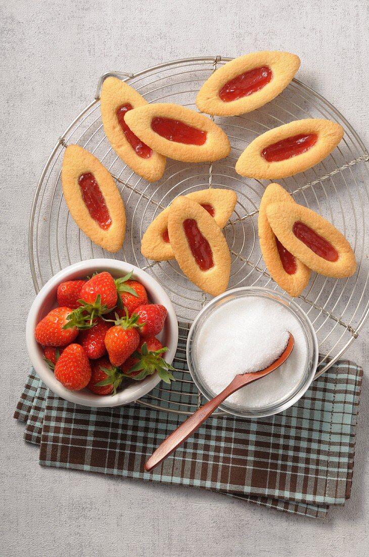 Mürbteigschiffchen mit Erdbeermarmelade