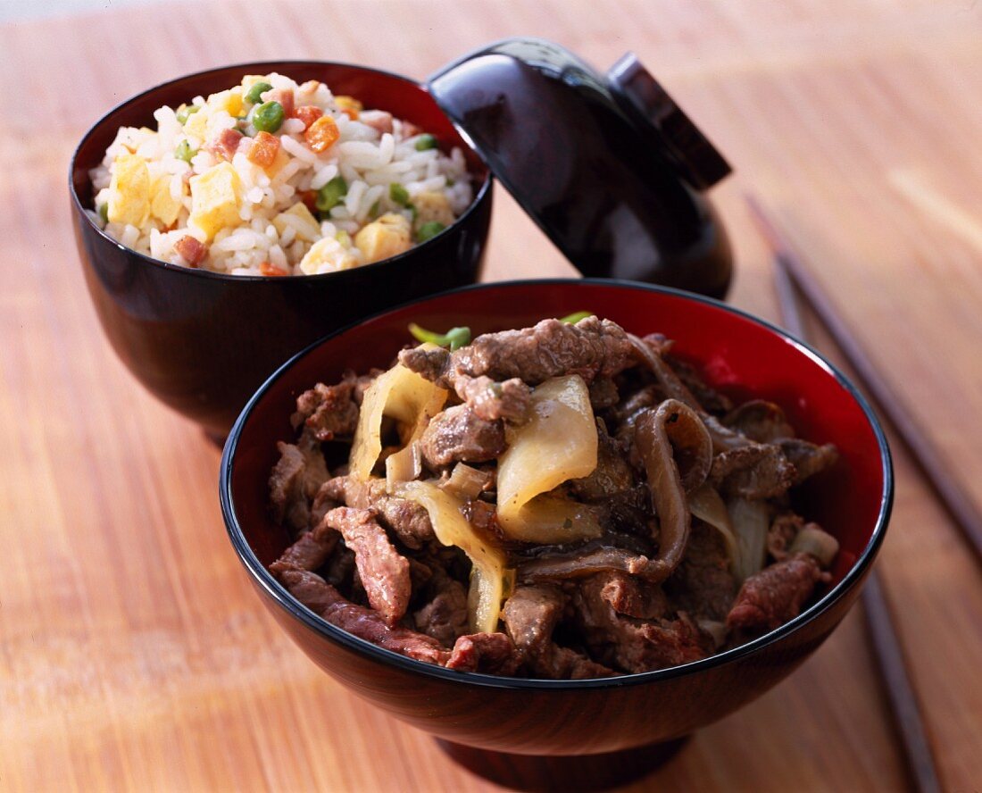 Rindfleisch mit Zwiebeln und kantonesischer Reis