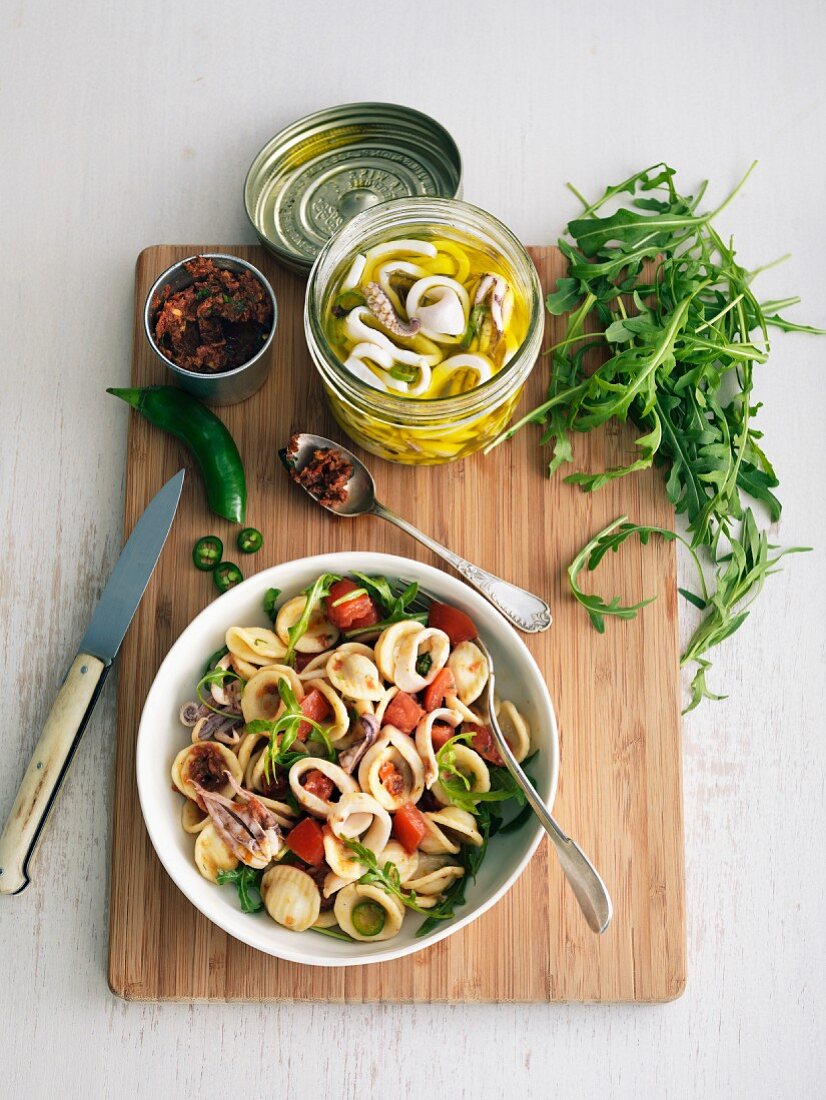 Nudelsalat mit Orecchiette, Tintenfisch und rotem Pesto