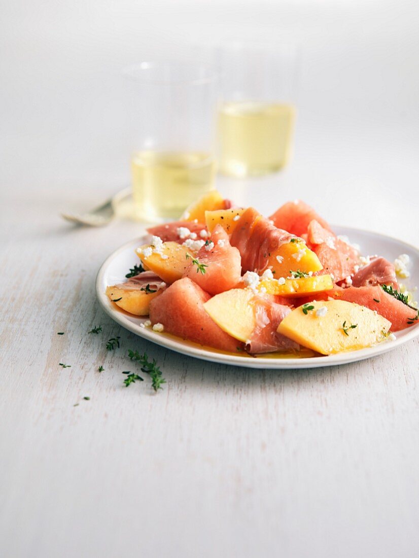 Melonensalat mit Rohschinken und Fetakrümeln