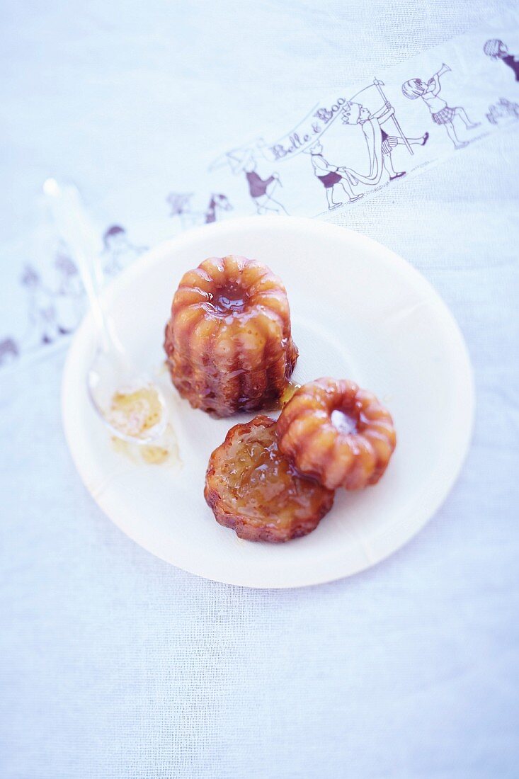 Cannelés (Traditionelle Küchlein aus Bordeaux) mit Feigenmarmelade