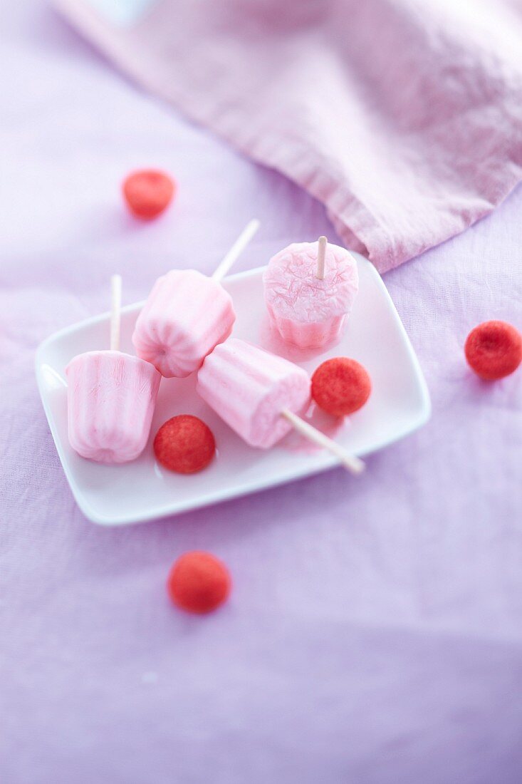 Cannelés-style strawberry Tagada candy ice cream pops