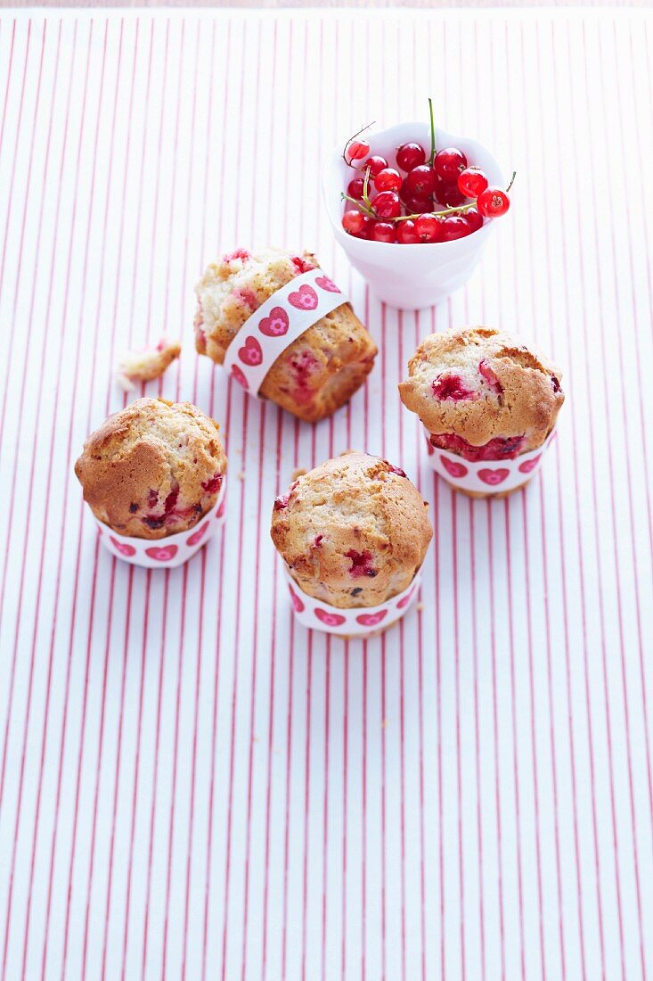 Kleine Muffins mit roten Johannisbeeren nach Art von Cannelés