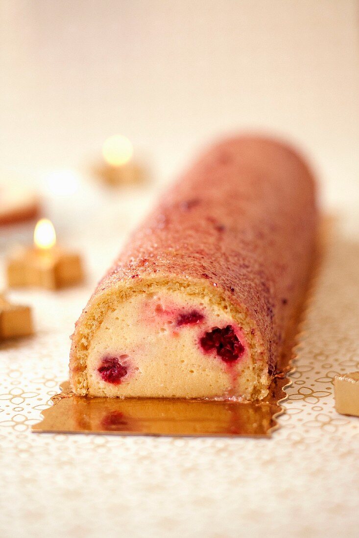 Buche de Noel (Festlicher Weihnachtskuchen, Frankreich) mit Mandelcreme und Himbeeren