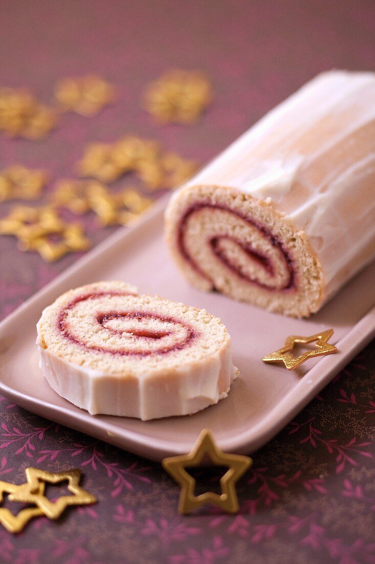 Schneller Buche de Noel (Festlicher Weihnachtskuchen, Frankreich) mit Himbeermarmelade