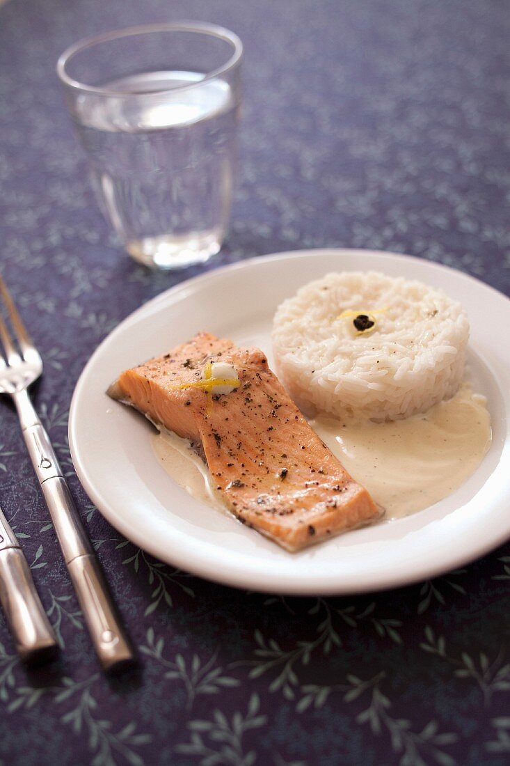 Forellenfilet auf Grünteesauce mit Zitrone und Minze