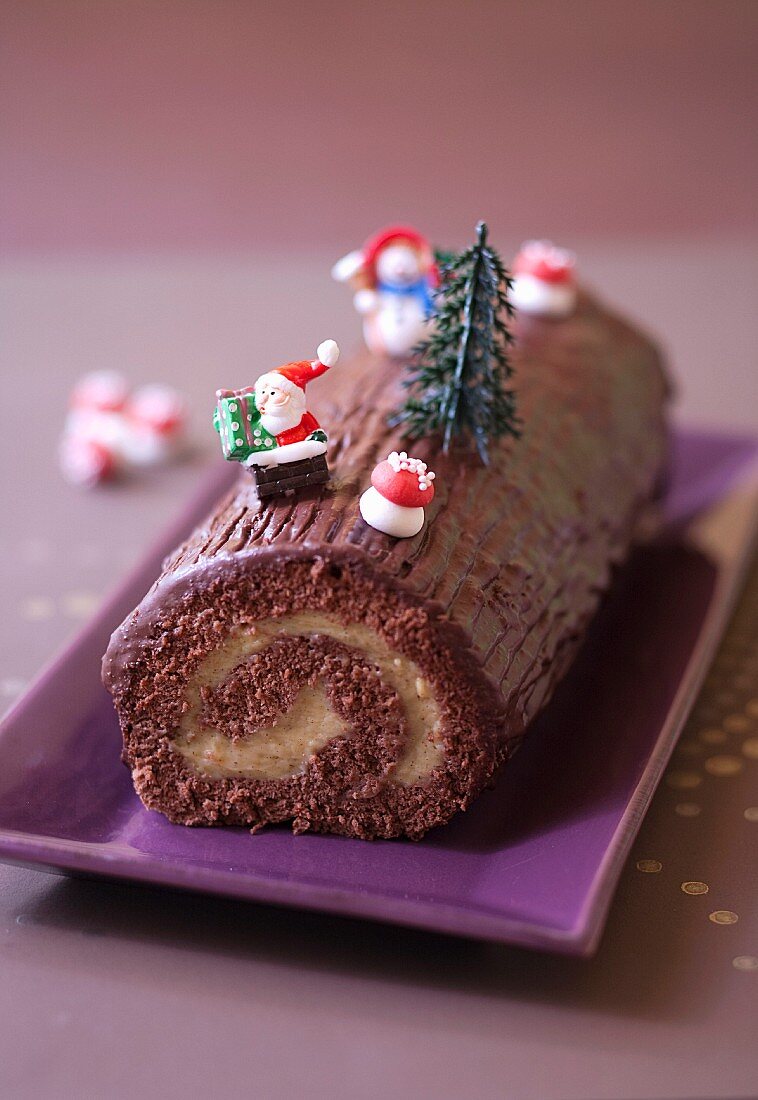 Bûche de Noël (Weihnachtskuchen, Frankreich) mit Schokolade und Vanillecreme