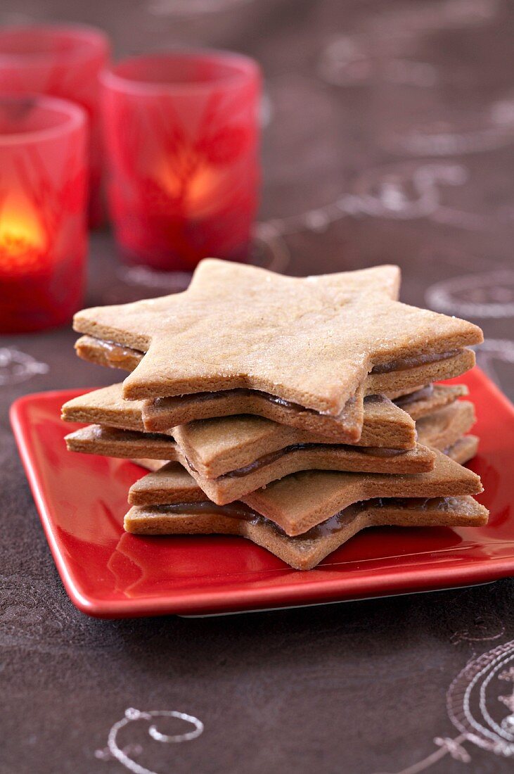 Cinnamon Christmas star-shaped cookies garnished with chestnut spread