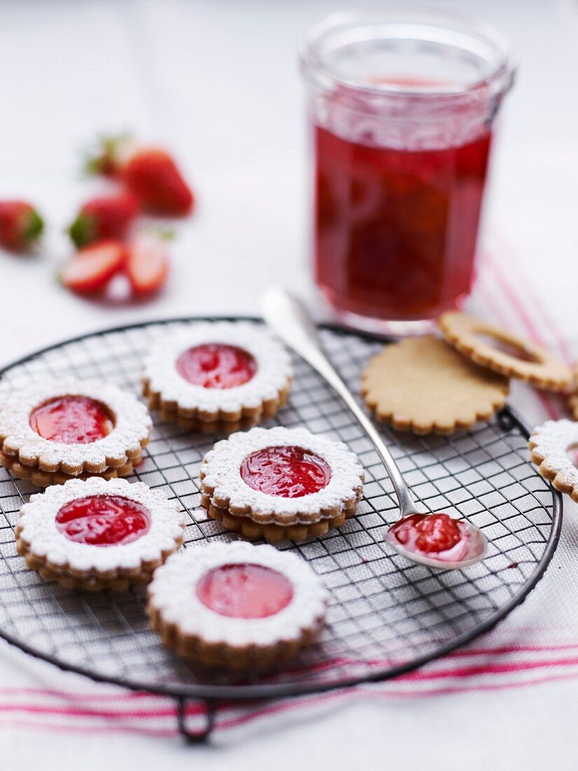 Spitzbuben mit Erdbeermarmelade