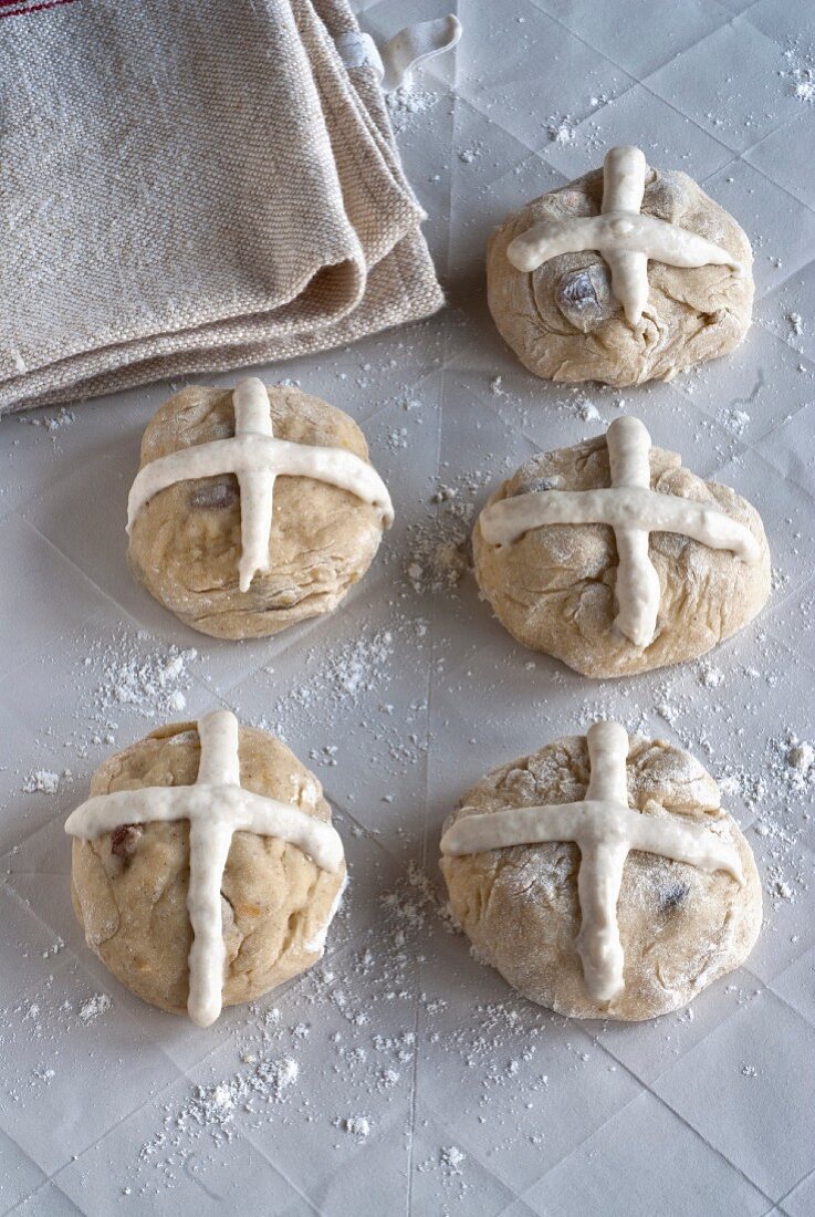 Zubereitung von Hot Cross Buns (englische Rosinenbrötchen)