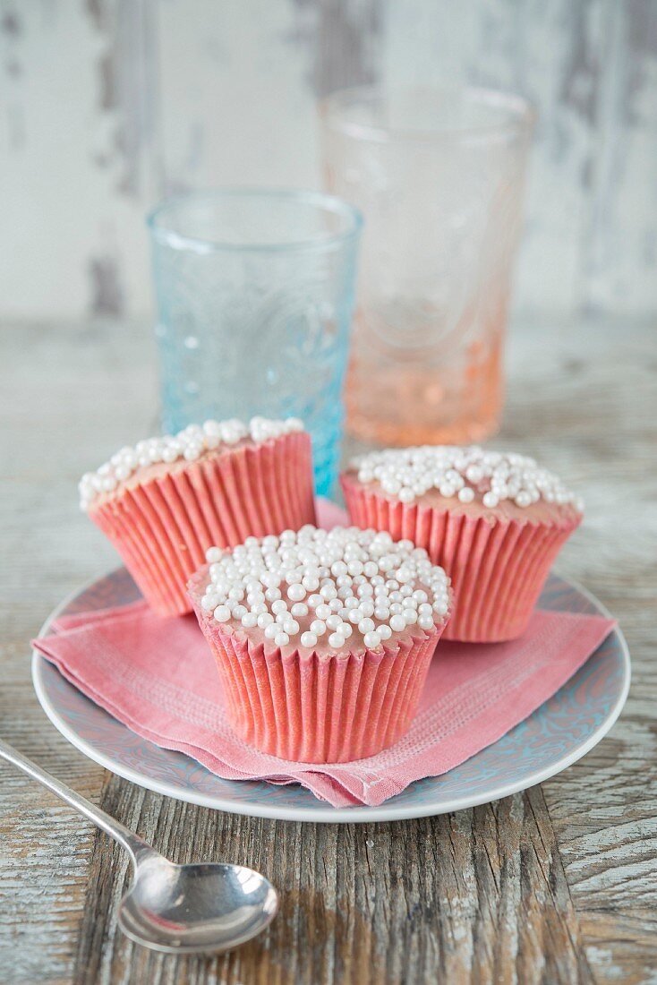 Rosen-Cupcakes mit Zuckerperlen