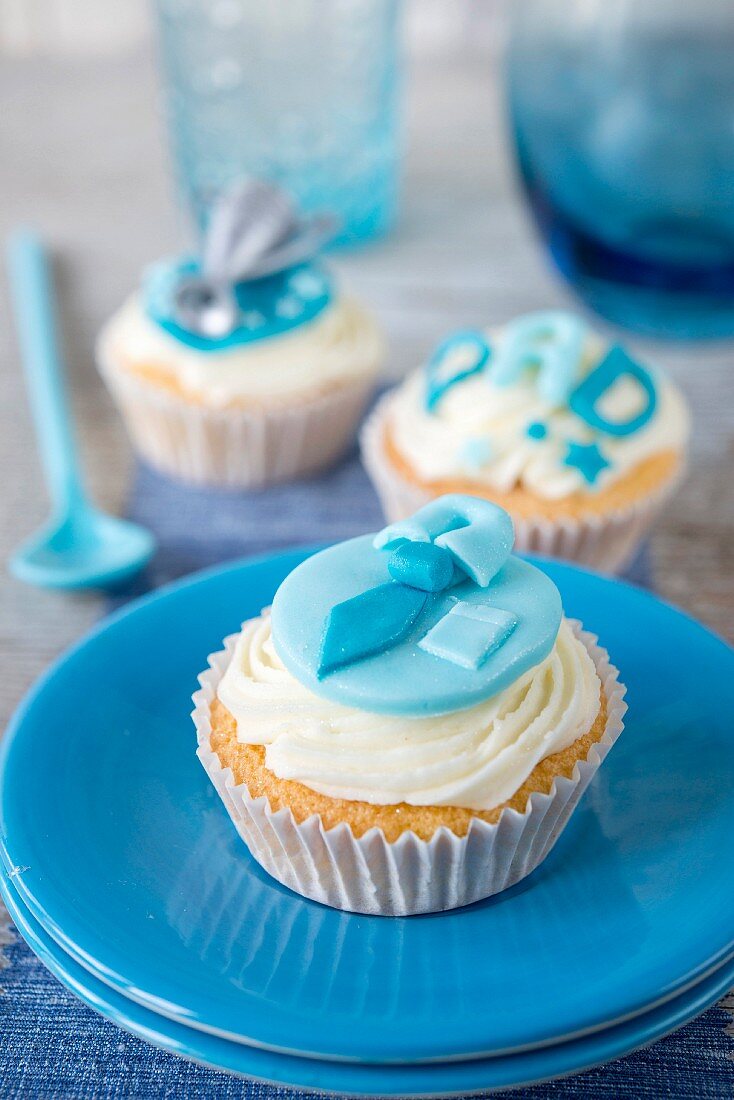 Cupcakes mit blauem Deko für Jungs