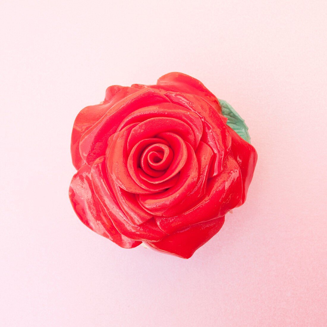 Rose aus rot gefärbtem Zucker