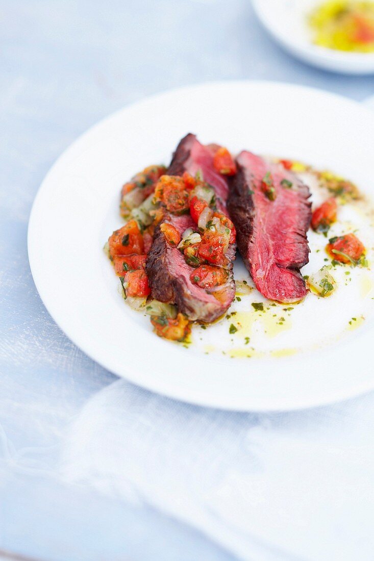 Fillet of beef with tomatoes, onions and parsley