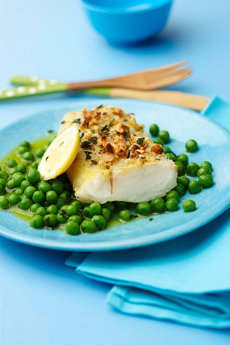 Hake fillet in hazelnut crust with lemon and peas