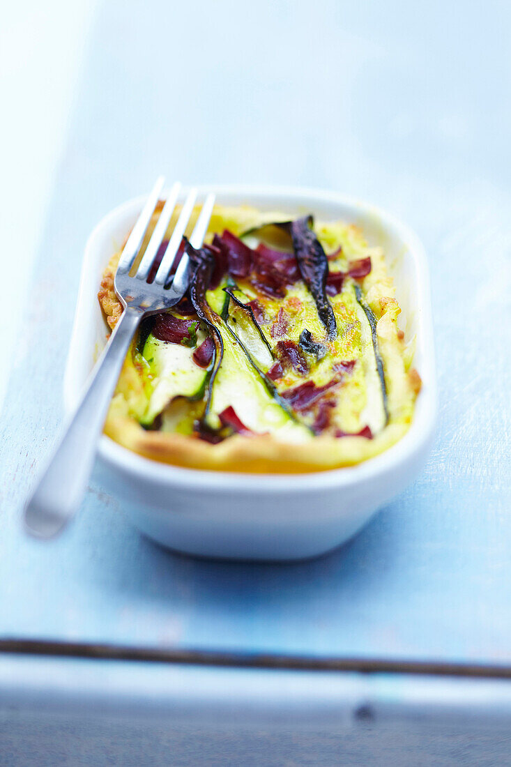 Herzhaftes Zucchini-Clafoutis mit Bündnerfleisch