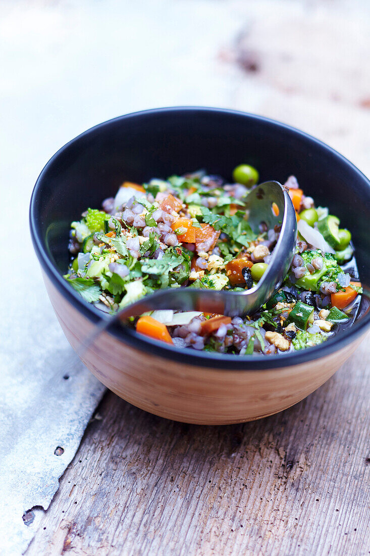 Feine Gemüsesuppe mit Kräutern