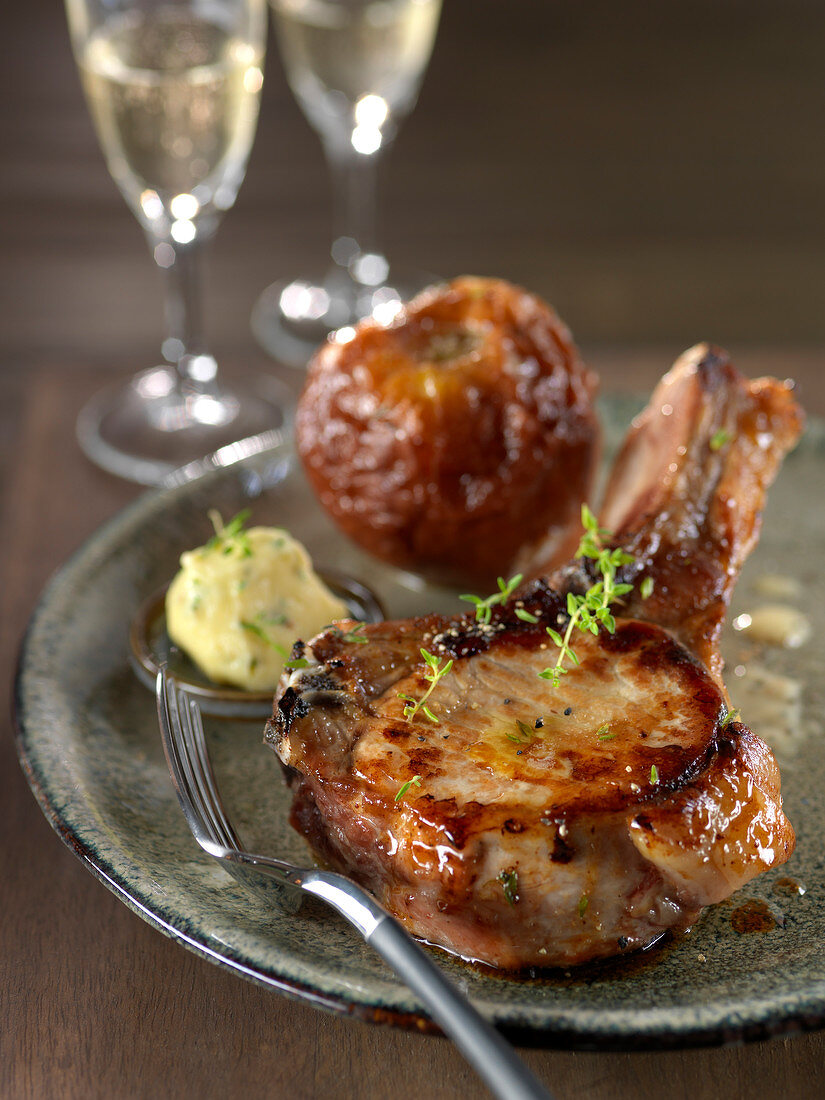 Gegrilltes Côte de veau (Rippenstück vom Kalb) mit Petersilienbutter und karamellisierten Bratapfel