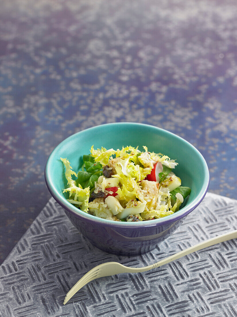 Salat mit Tintenfisch, Radieschen und Pilzen