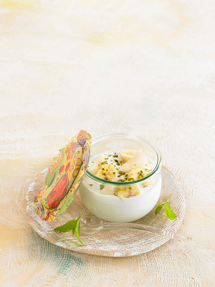 Naturjoghurt mit Birne, Apfel und Pistazien