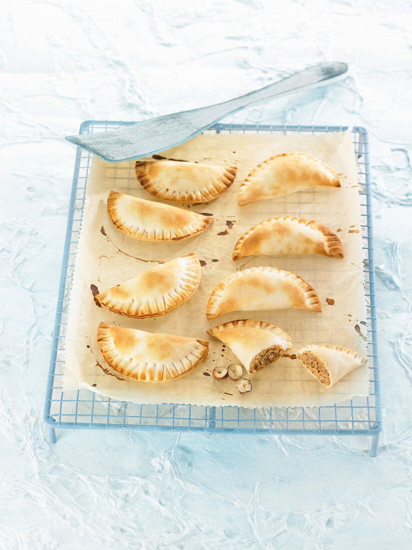 Empanadillas mit Äpfeln und Haselnüssen.