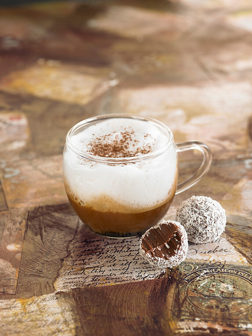 Cremedessert mit Schoko-Kokos-Trüffel, nach Art eines Cappuccino